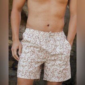 Rylee + cru- Men’s basic boardshort Plumeria/UPF 50/medium/EUC-like new